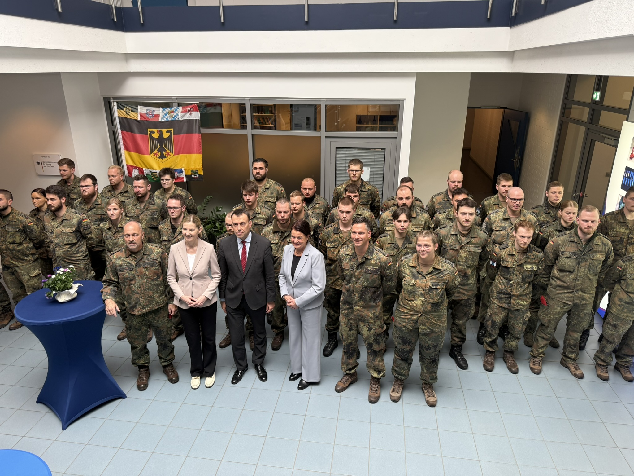 Image - Militarisierung in Berlin-Adlershof: So bereiten Chemiker die Bundeswehr auf Krieg vor