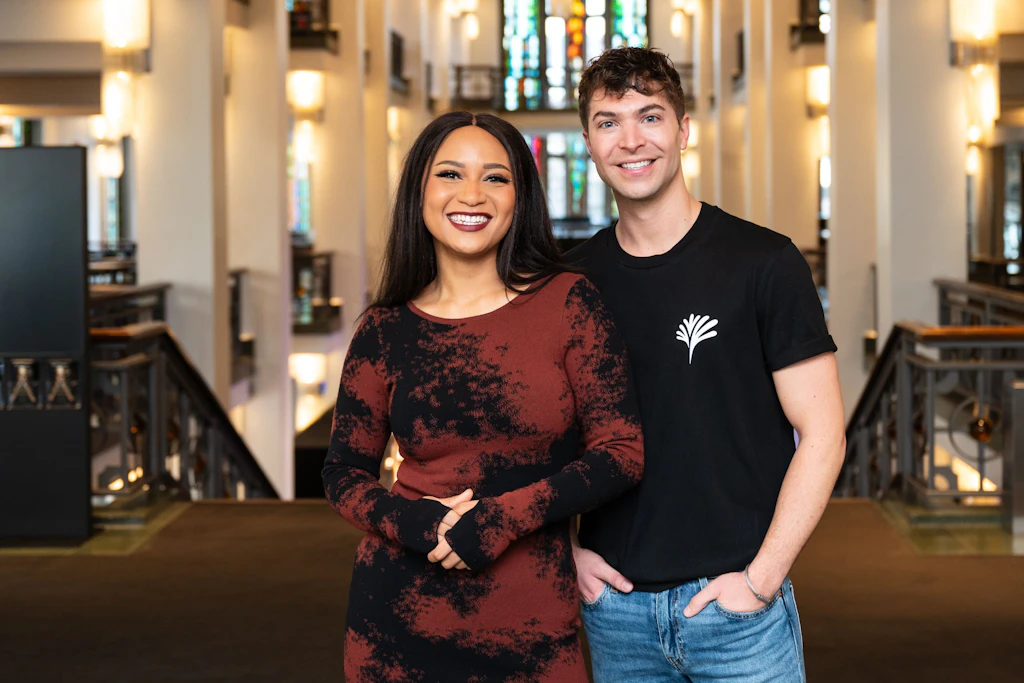 Im Foyer des Friedrichstadt-Palastes stehen Denise Lucia Aquino und Julian David, die Stars der Revue „Blinded by Delight“.