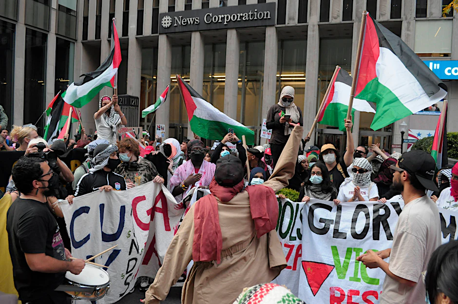 Propalästinensische Demonstranten schwenken palästinensische Flaggen und skandieren Parolen bei einer Kundgebung vor dem News Corp. Building, dem Sitz der Fox News Studios.