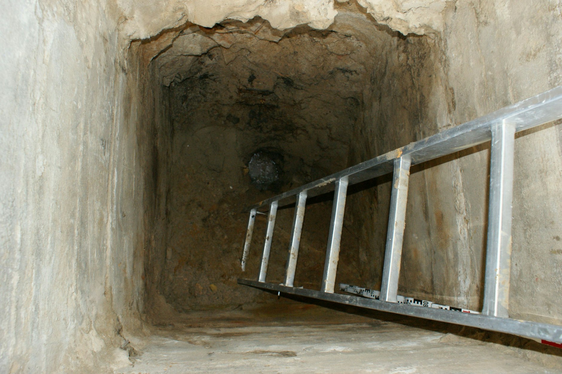 In dieser Jauchegrube sollte die Leiche der Frau für immer verschwinden.