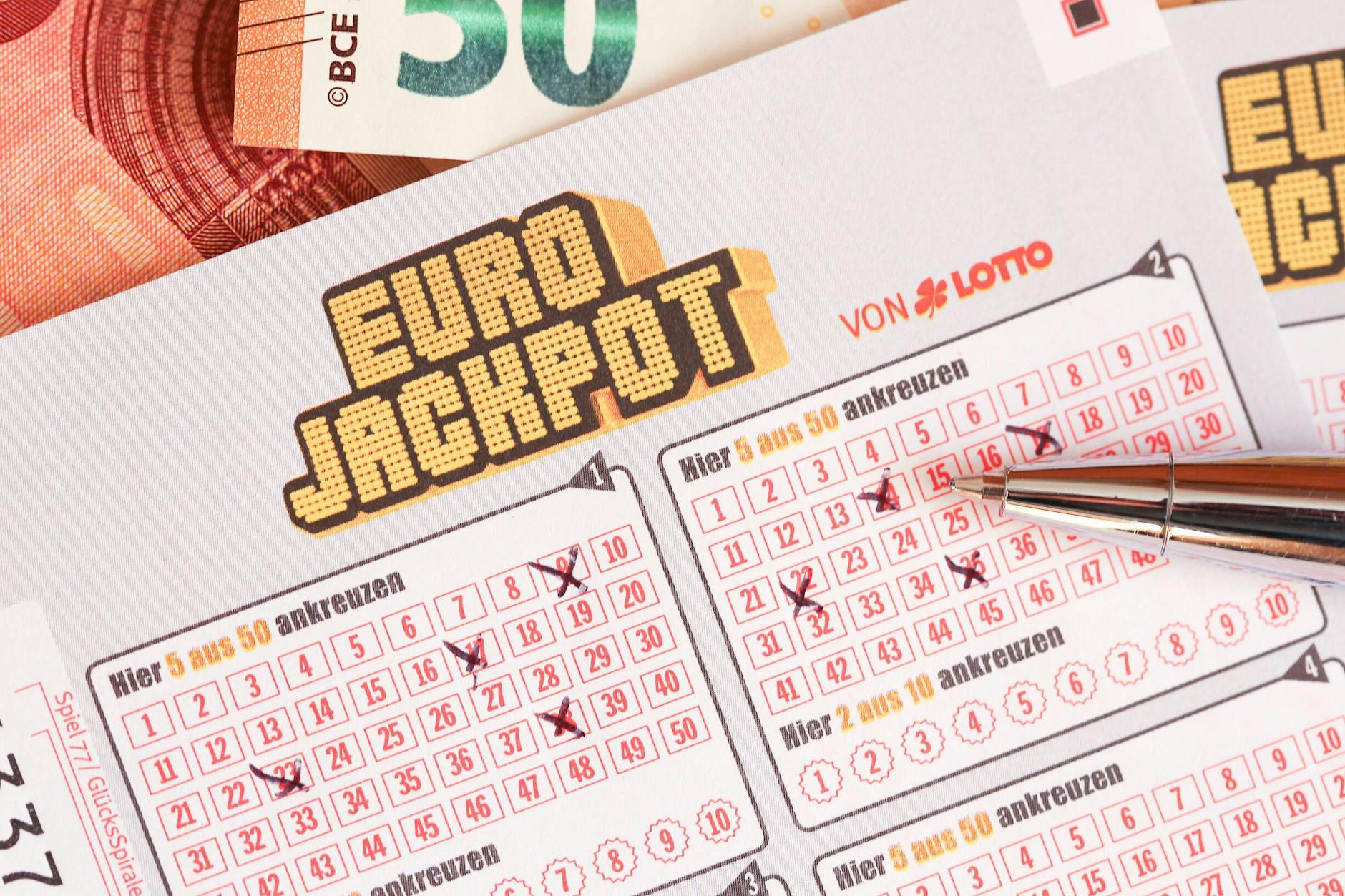 Der glückliche Lotto-Gewinner ist ein Mann um die 60 aus Berlin-Charlottenburg.