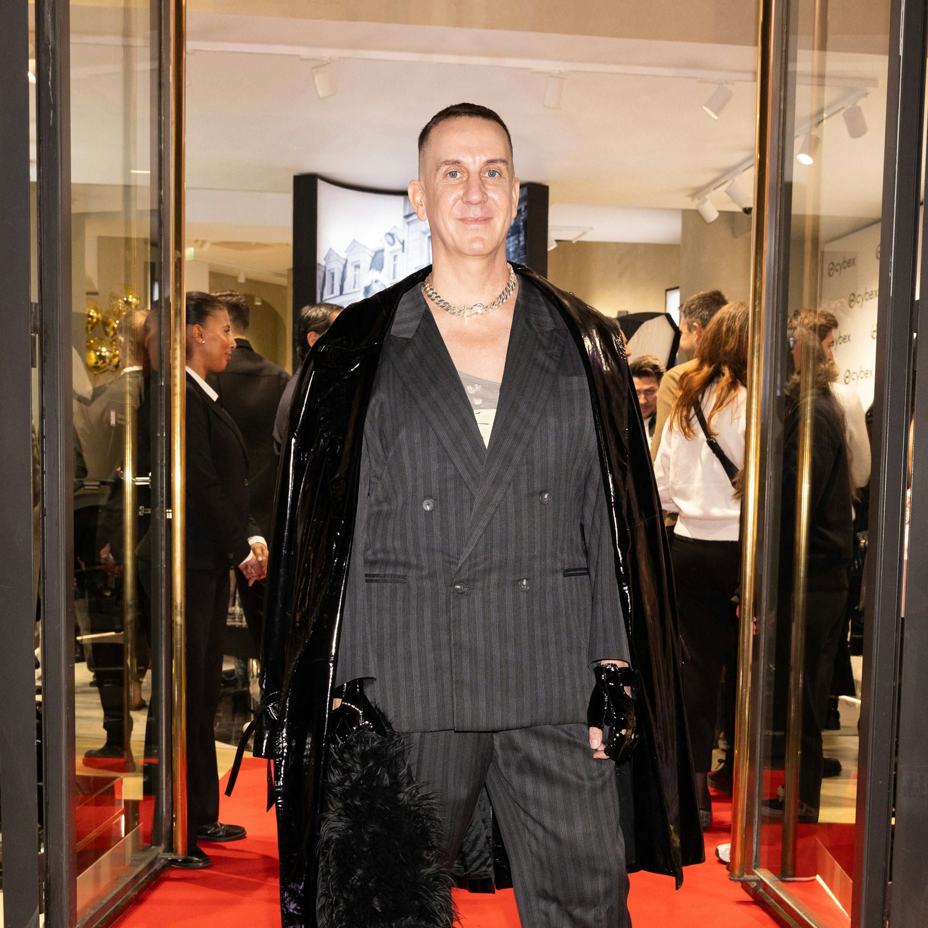 Star-Designer Jeremy Scott hat 500 Kostüme für die Show „Blinded by delight“ entworfen.
