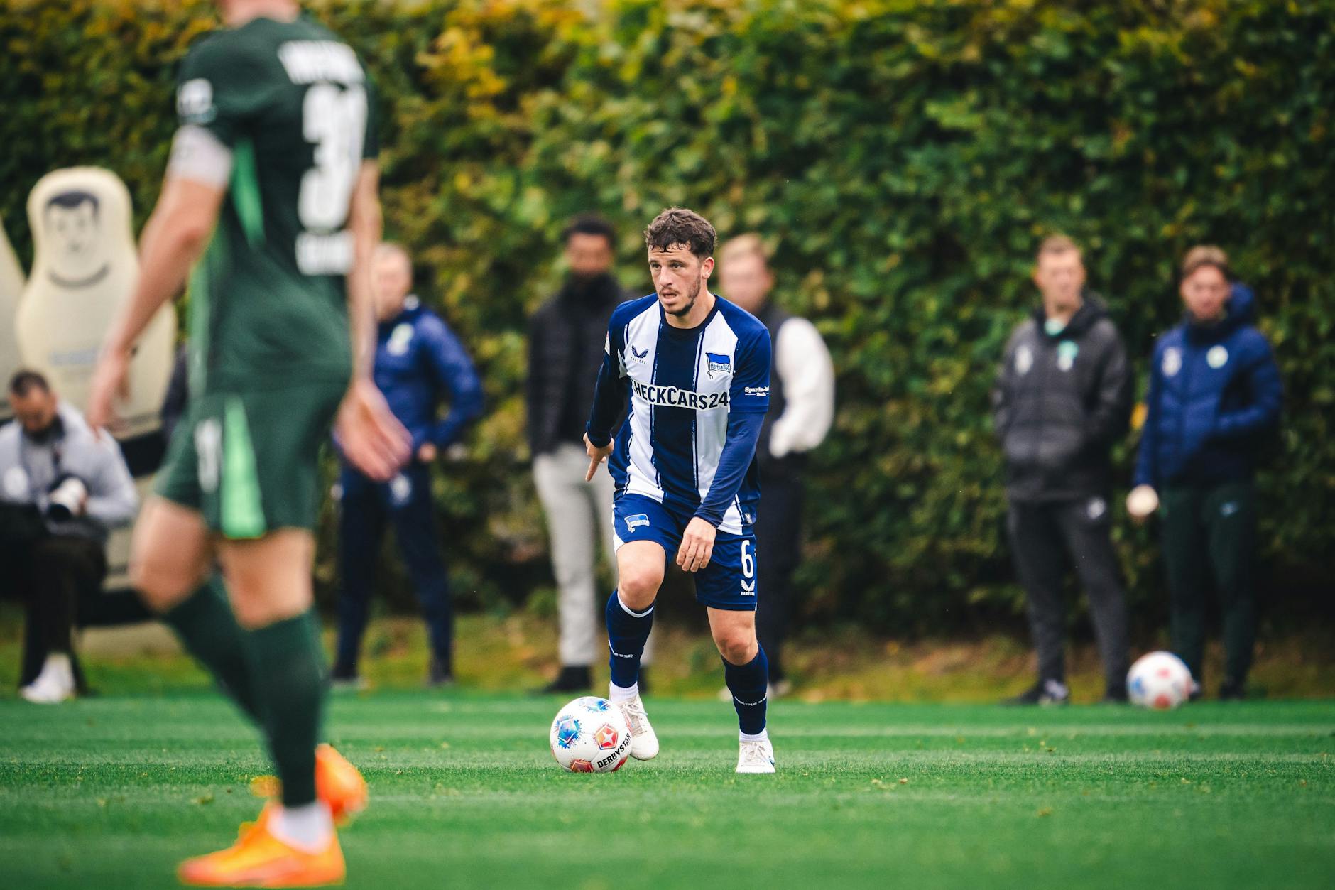 Herthas defensiver Mittelfeldroutinier Diego Demme macht nach zehn Wochen Verletzungspause beim Test in Wolfsburg sein erstes Spiel im blau-weißen Trikot.