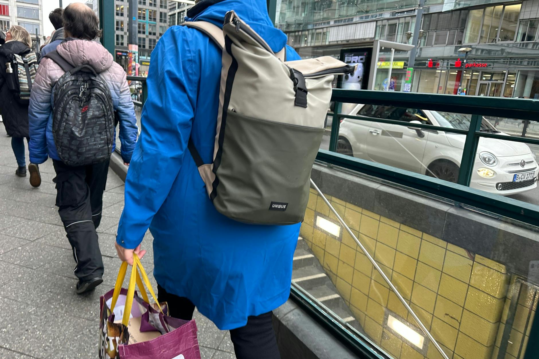 Geschleppe, überall. Was steckt bloß in den Großraumtaschen der Berliner?