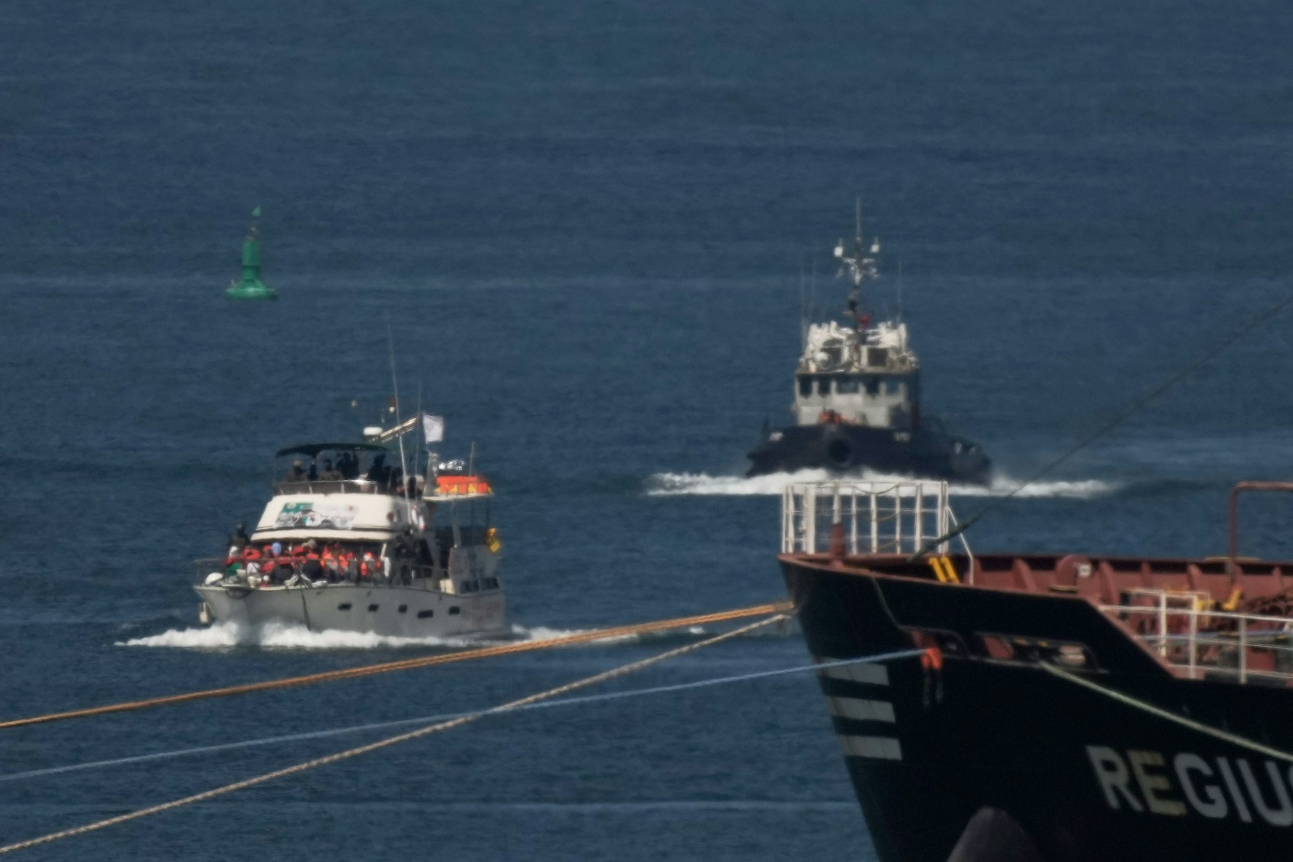 Israelische Marineschiffe eskortieren eines der Schiffe der Gaza-Hilfsflotte.