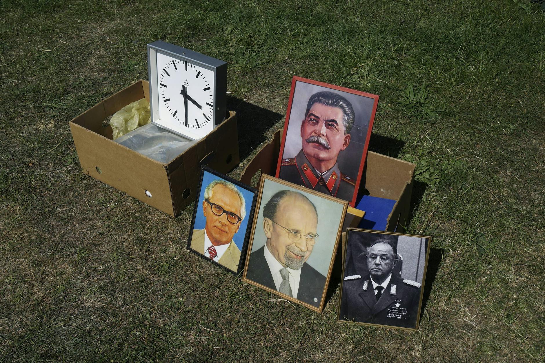 Propheten, Priester und Tempelwächter des Kommunismus: Auf einem Flohmarkt werden Bilder von Stalin, Honecker, Ulbricht und Mielke angeboten.