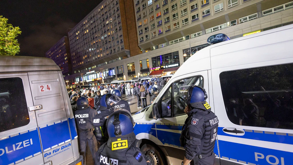 1500 Einsatzkräfte waren am Dienstagabend wegen des Jahrestages des Hamas-Massakers in Berlin unterwegs.
