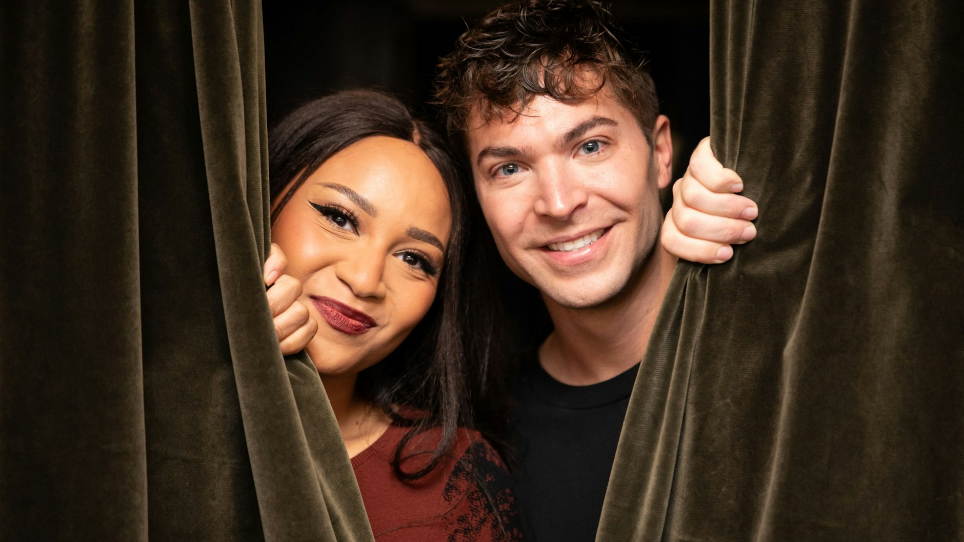 Vorhang auf für die neuen Stars vom Friedrichstadt-Palast: Denise Lucia Aquino (32) stand zuvor im Musical als Tina Turner auf der Bühne. Julian David (31) ist ein erfolgreicher Schlagersänger, er trat schon mit Florian Silbereisen auf.