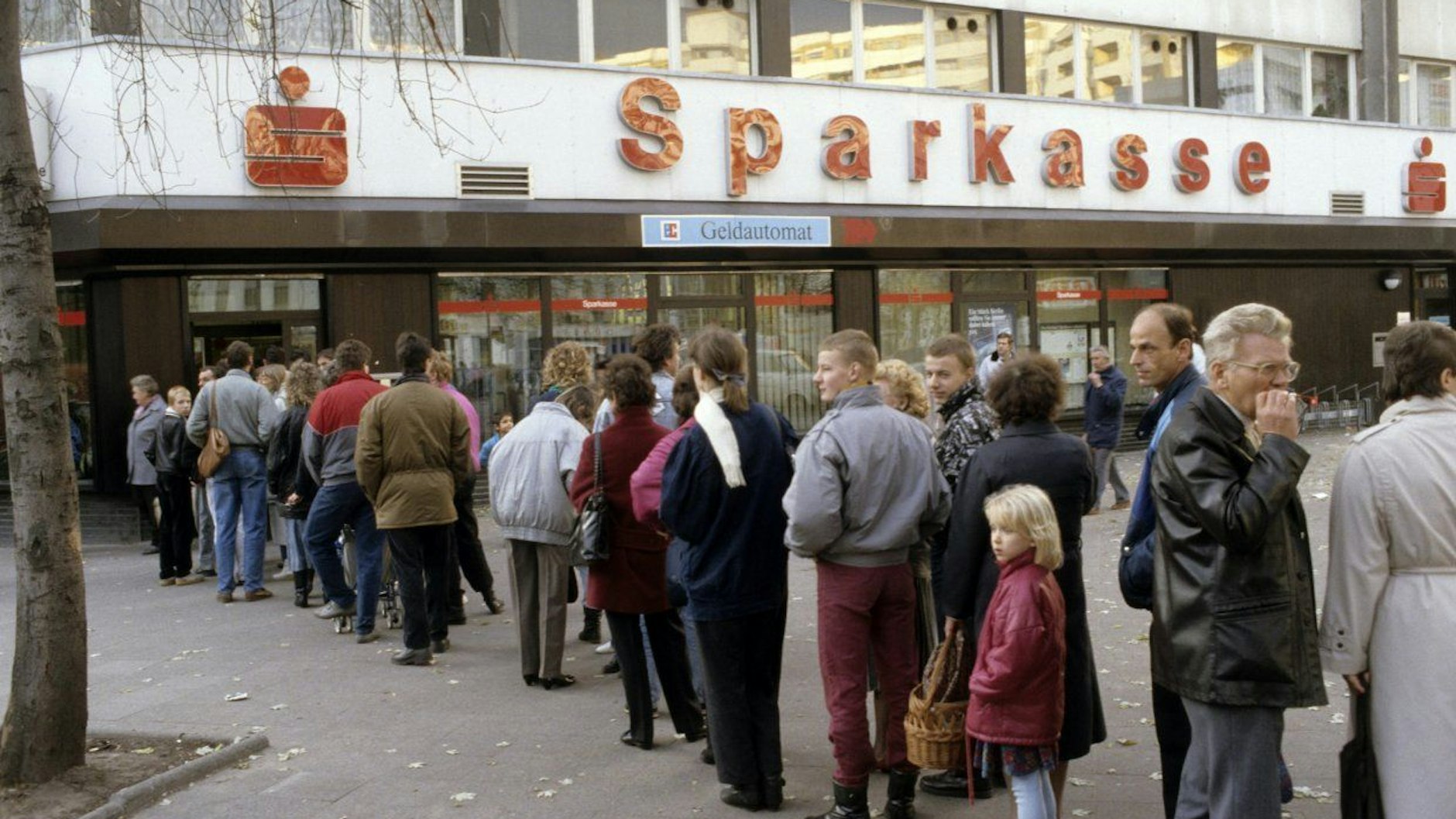 12.11.1989, West-Berlin: So standen DDR-Bürger nach dem Mauerfall fürs Begrüßungsgeld an.