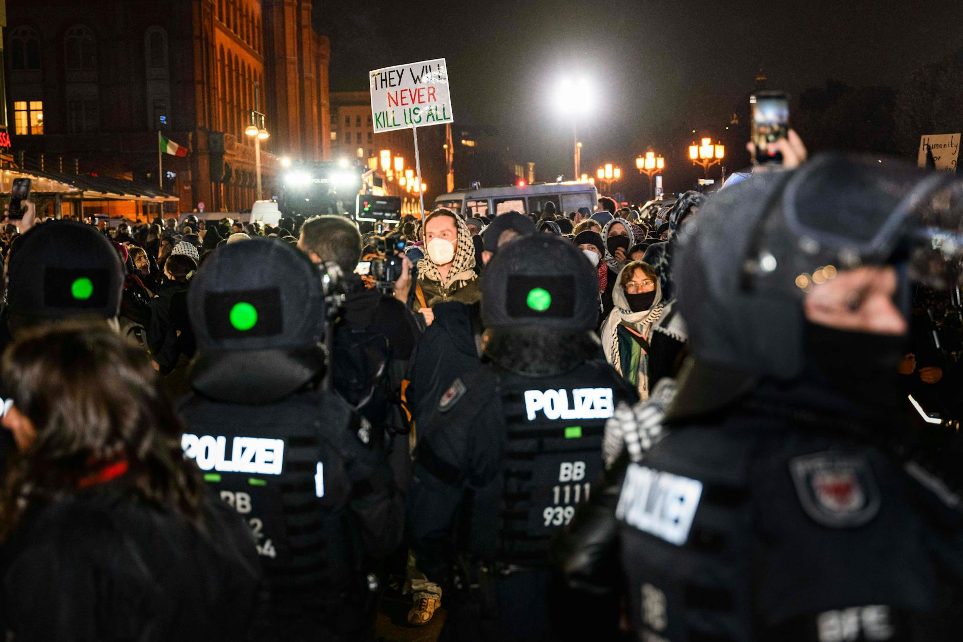 Die anti-israelische Demo am Alexanderplatz wurde vorab verboten. Die Polizei musste trotzdem im Großaufgebot anrücken.