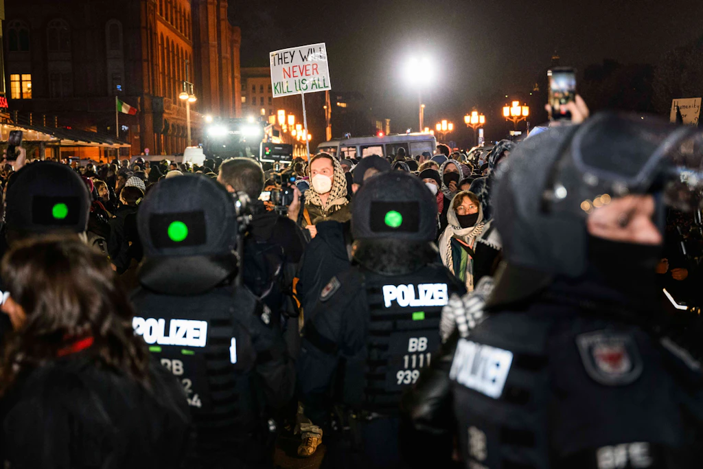 Die anti-israelische Demo am Alexanderplatz wurde vorab verboten. Die Polizei musste trotzdem im Großaufgebot anrücken.