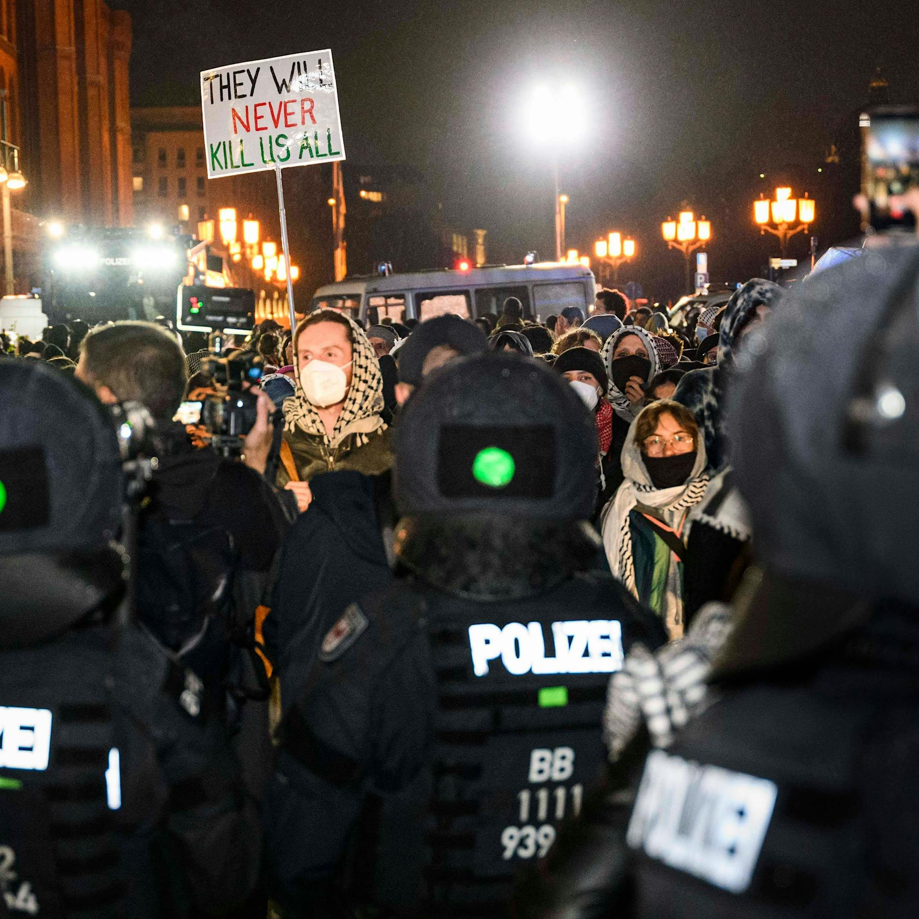 Netz empört: Endete Polizei-Einsatz bei Hamas-Demo wegen Regen?