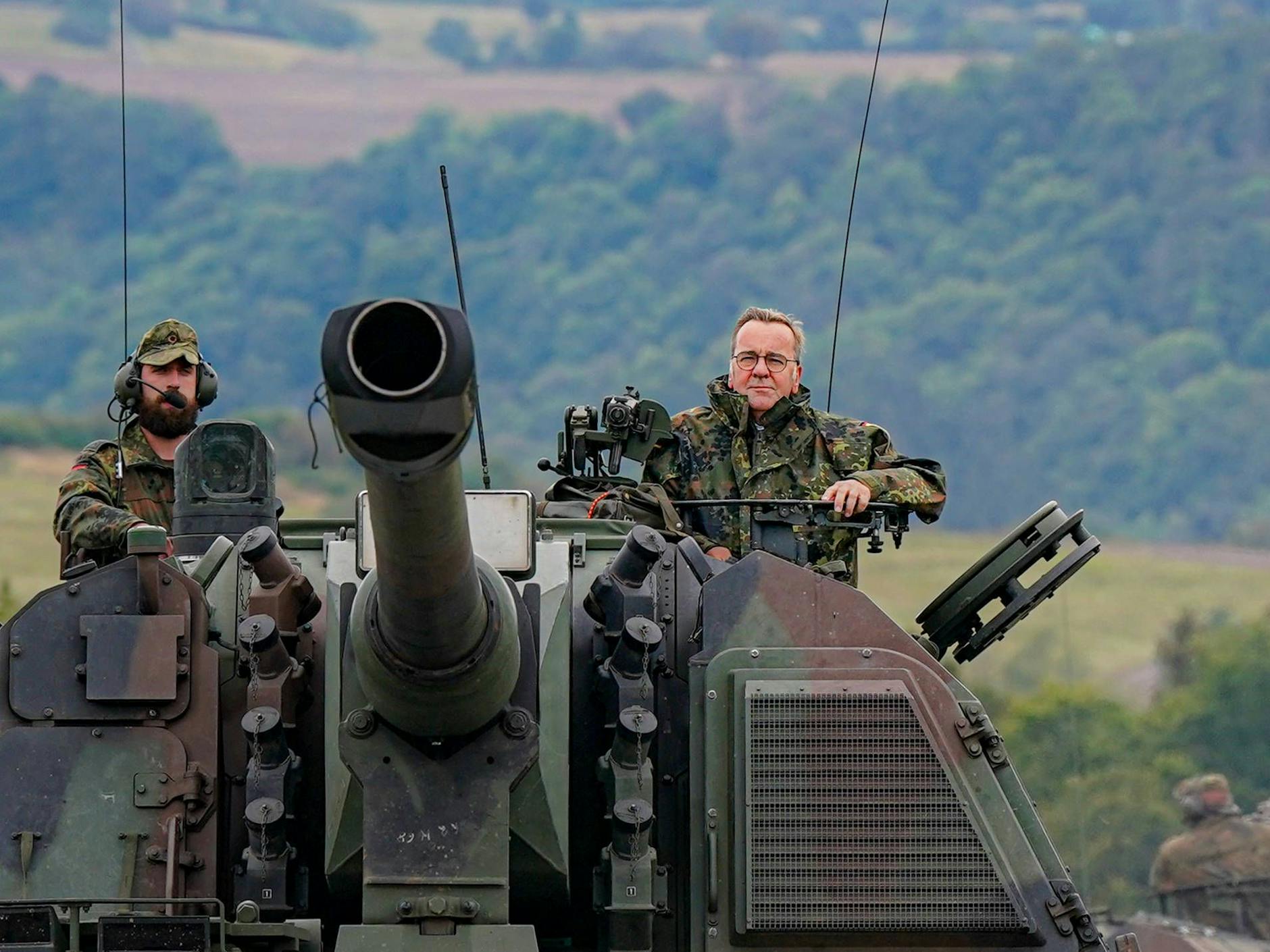 Bundesverteidigungsminister Boris Pistorius in Uniform auf einer Panzerhaubitze 2000.