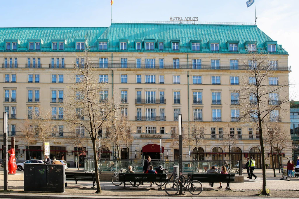 Außenansicht des traditionsreichen Hotels Adlon Kempinski am Brandenburger Tor. Rechts neben dem Hotel, vor der Akademie der Künste, befindet sich der einzige Zugang zum Bunker.