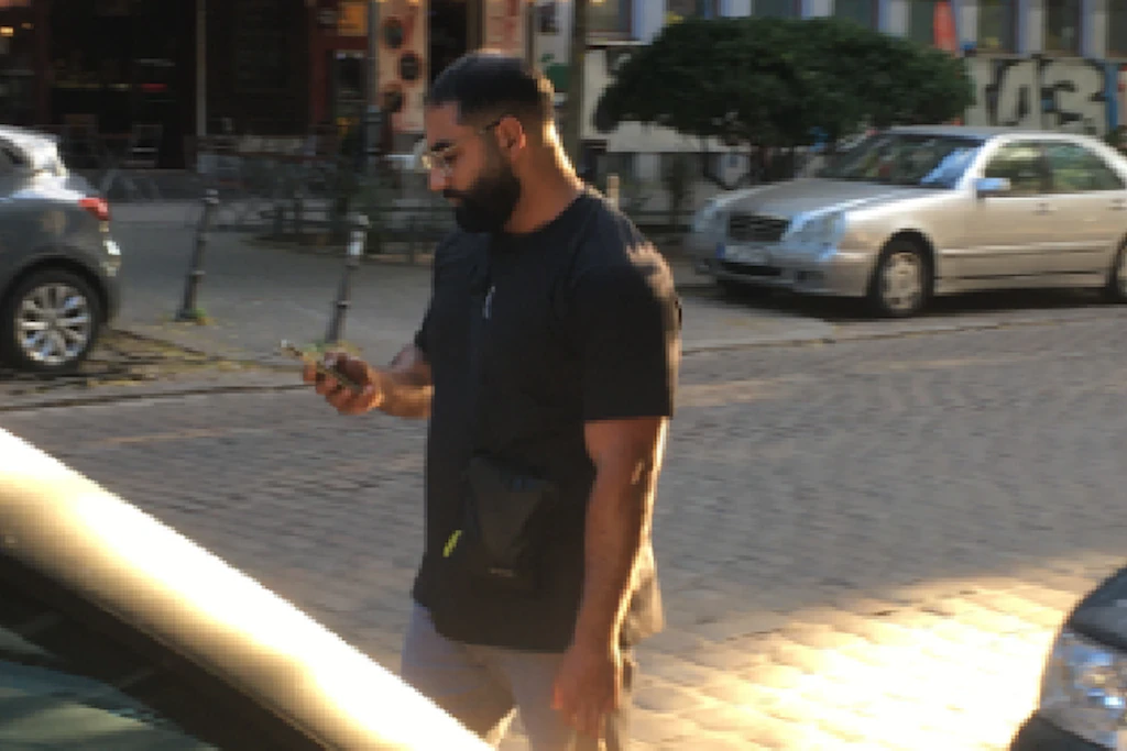 Die Polizei Berlin fahndet nach diesem Mann.