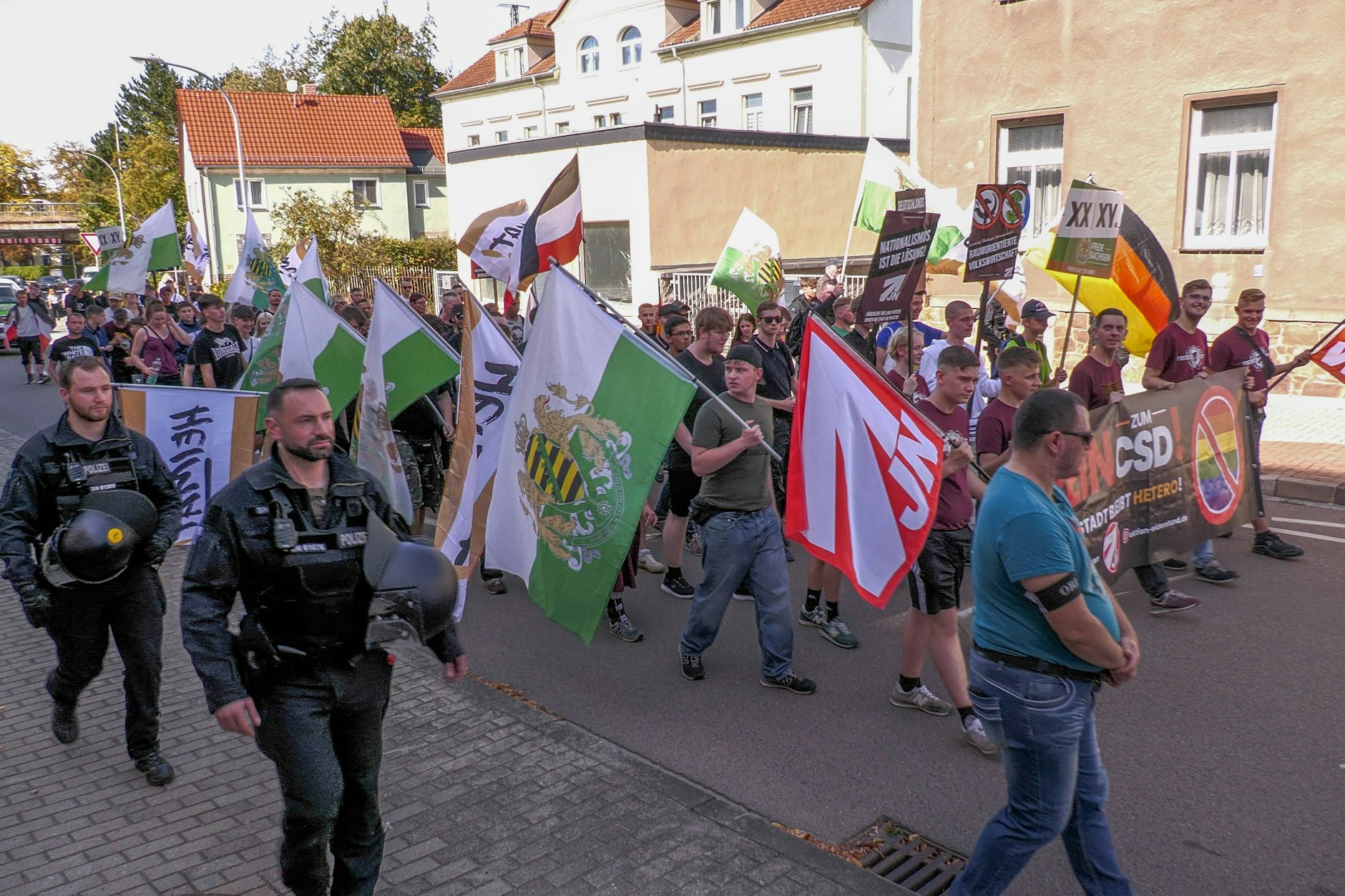 Die Zahl junger Tatverdächtiger von rechtsextrem motivierten Straftaten nahm zu.
