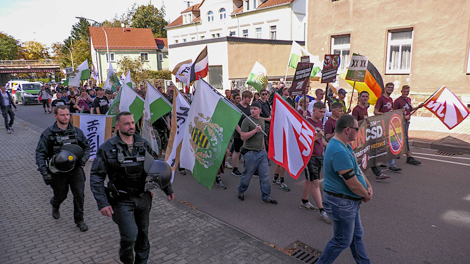 Die Zahl junger Tatverdächtiger von rechtsextrem motivierten Straftaten nahm zu.