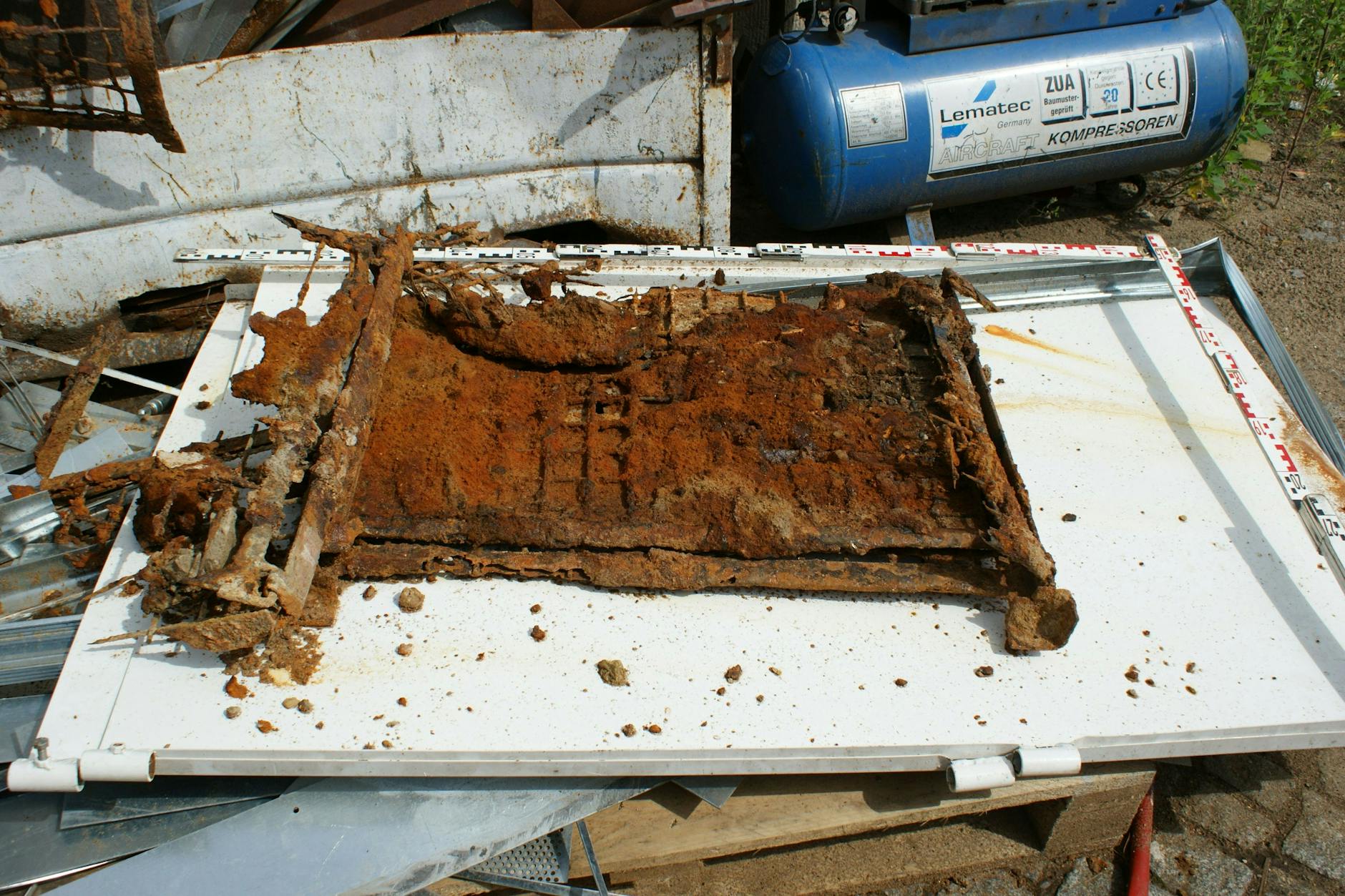 Diese verrostete Gitterbox lag in der Sickergrube über den Knochen.