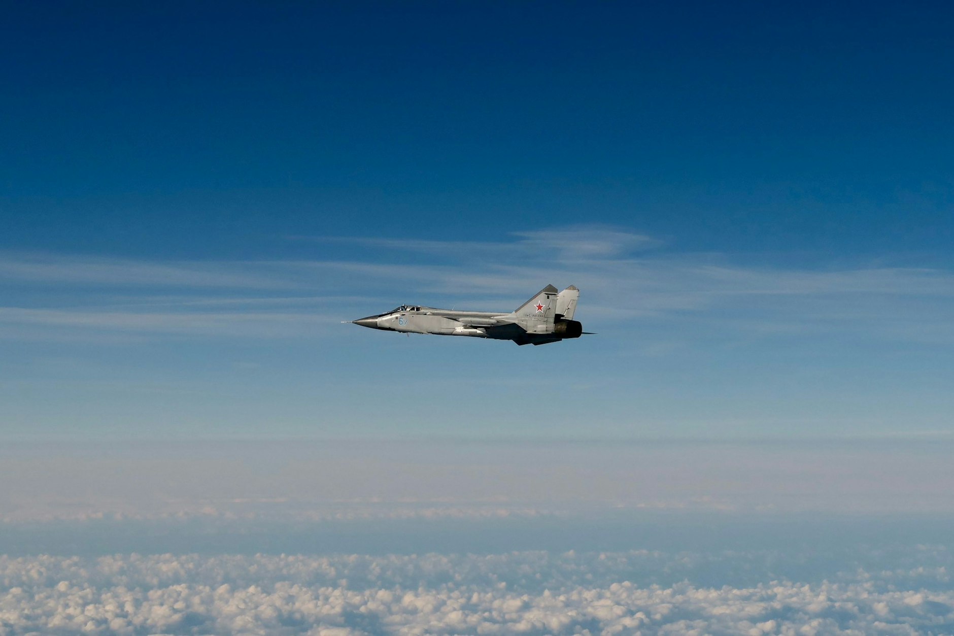 Ein vom schwedischen Militär veröffentlichtes Bild zeigt ein russisches MiG-31-Kampfflugzeug über der Ostsee, nachdem es den estnischen Luftraum verletzt haben soll.