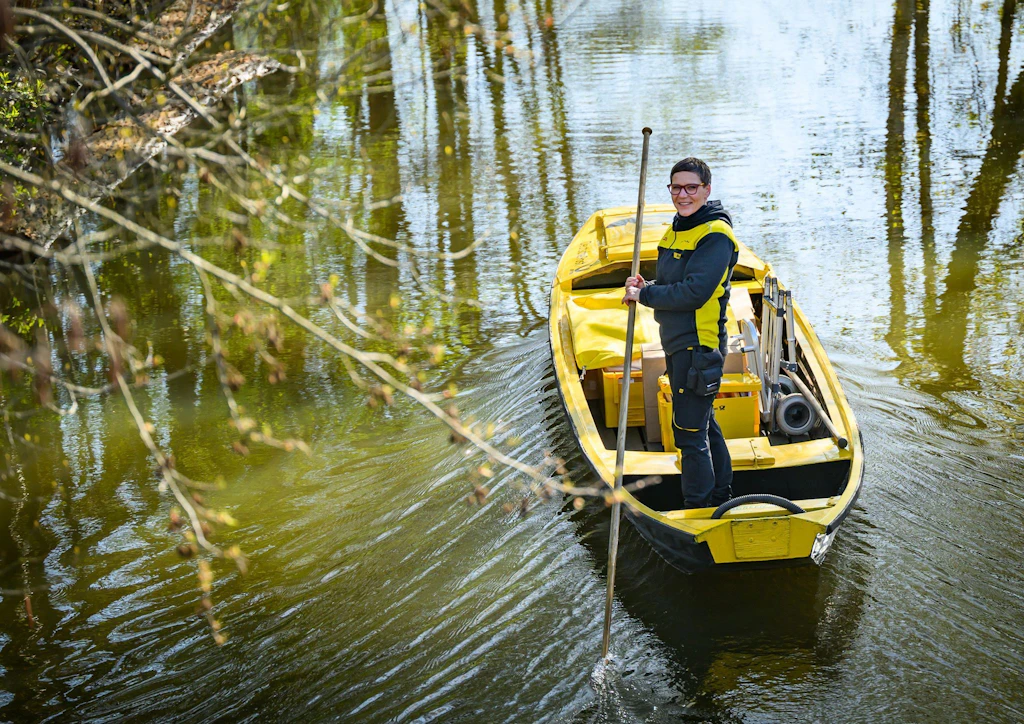 Spreewald-Postbotin bringt auch Rasenmäher und Kühlschränke per Kahn