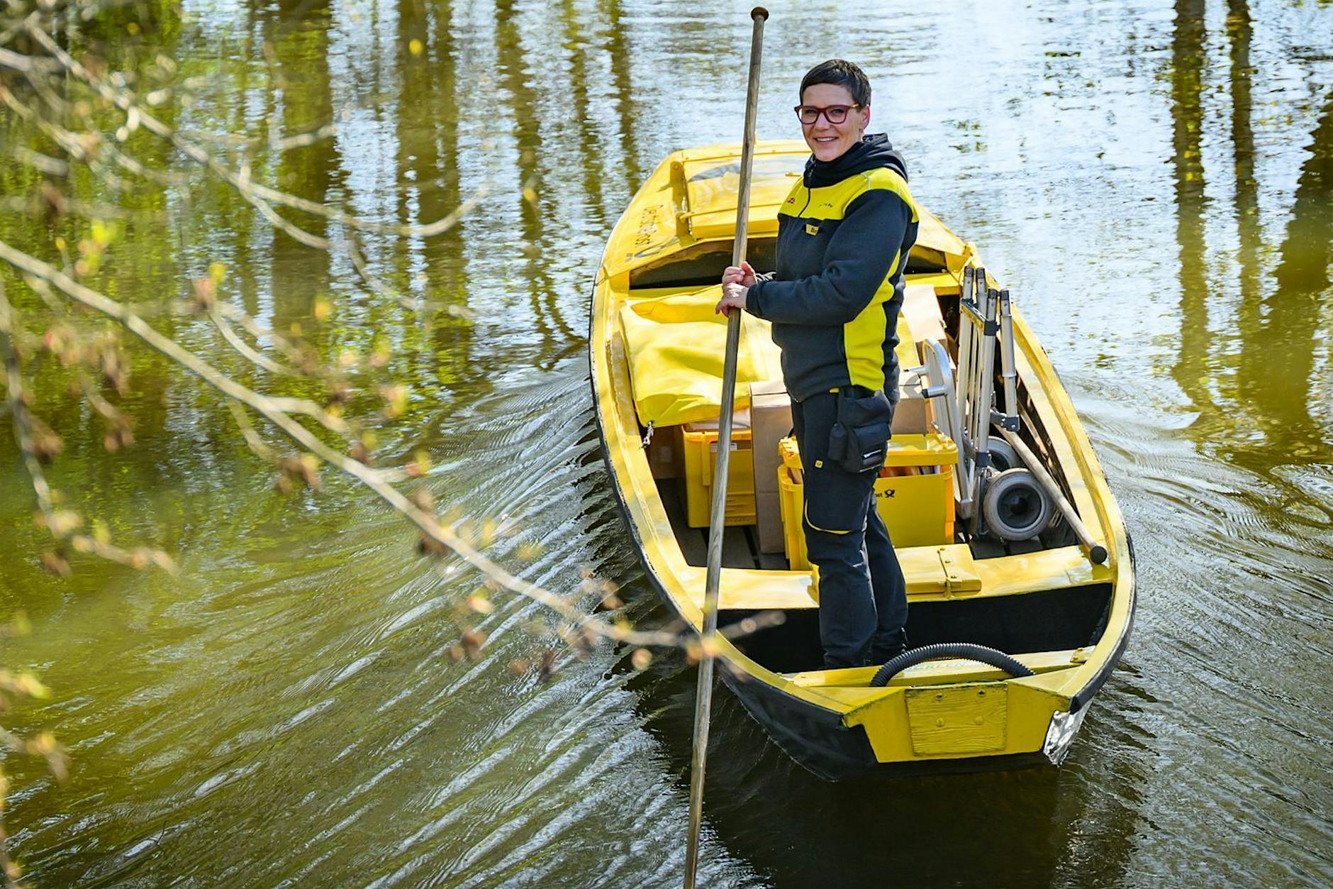Spreewald-Postbotin bringt auch Rasenmäher und Kühlschränke per Kahn