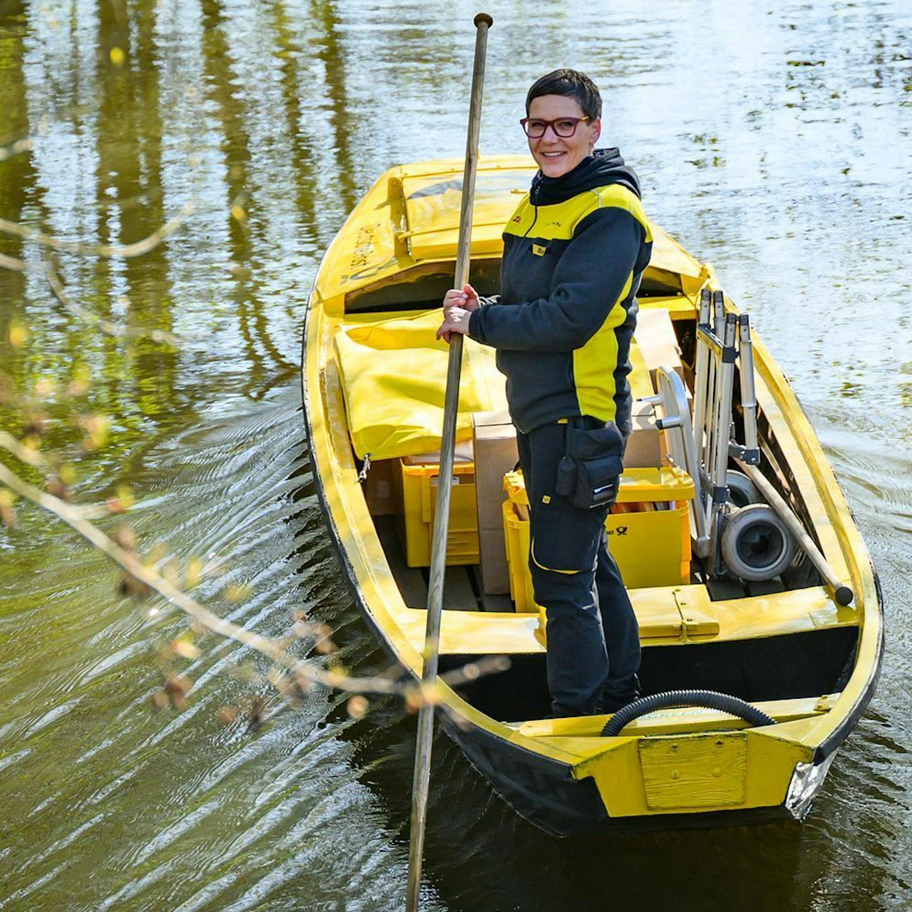 Spreewald-Postbotin bringt auch Rasenmäher und Kühlschränke per Kahn