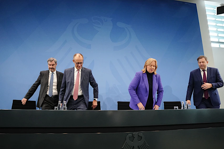 CSU-Chef Markus Söder,&nbsp;Kanzler und CDU-Chef Friedrich Merz und die SPD-Vorsitzenden Bärbel Bas und Lars Klingbeil (v.l.): Wie lange hält die Koalition noch?