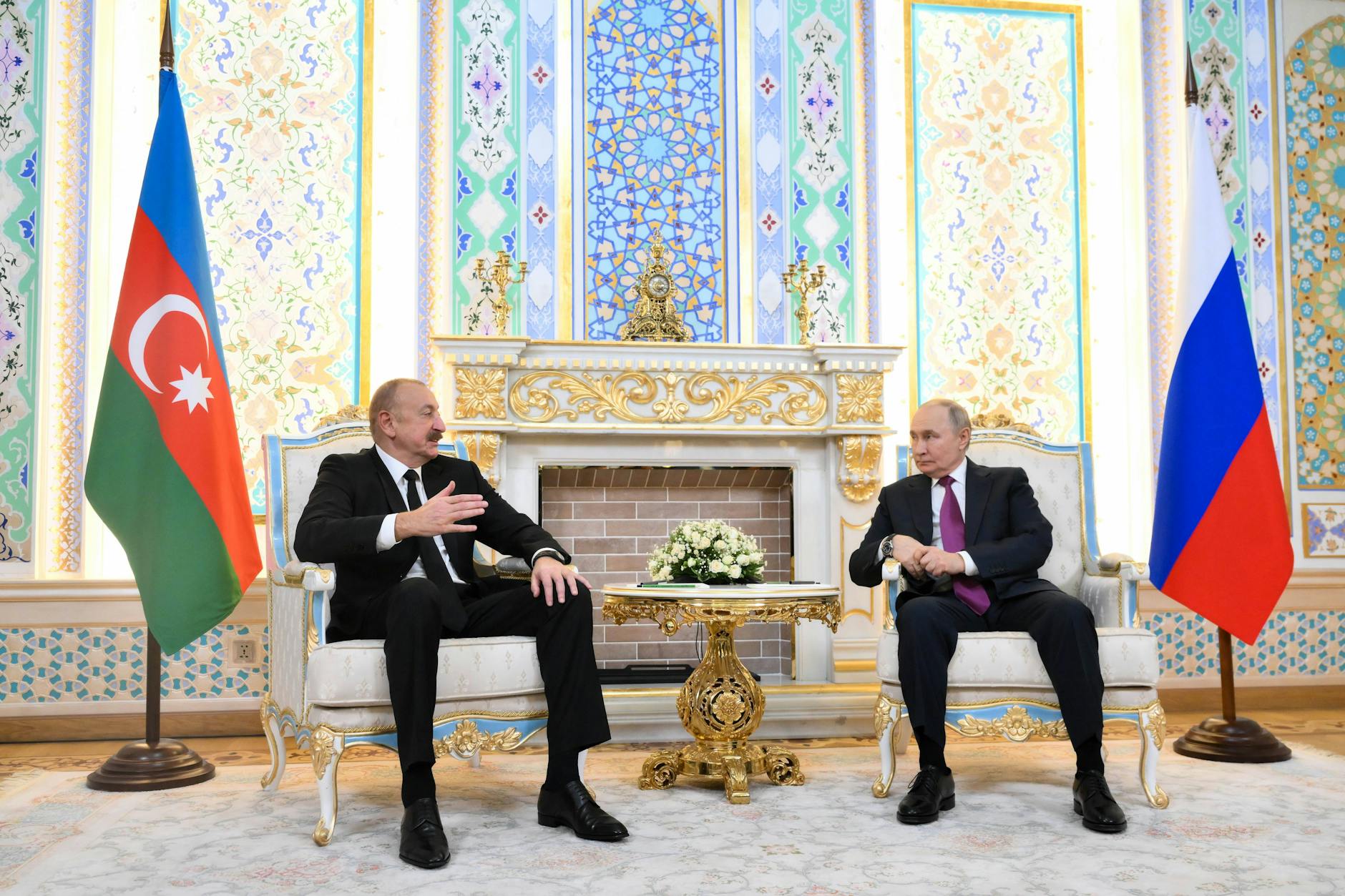 Ilham Alijew, Präsident von Aserbaidschan, und sein russischer Amtskollege Wladimir Putin (r.) halten ein Treffen in Duschanbe ab.