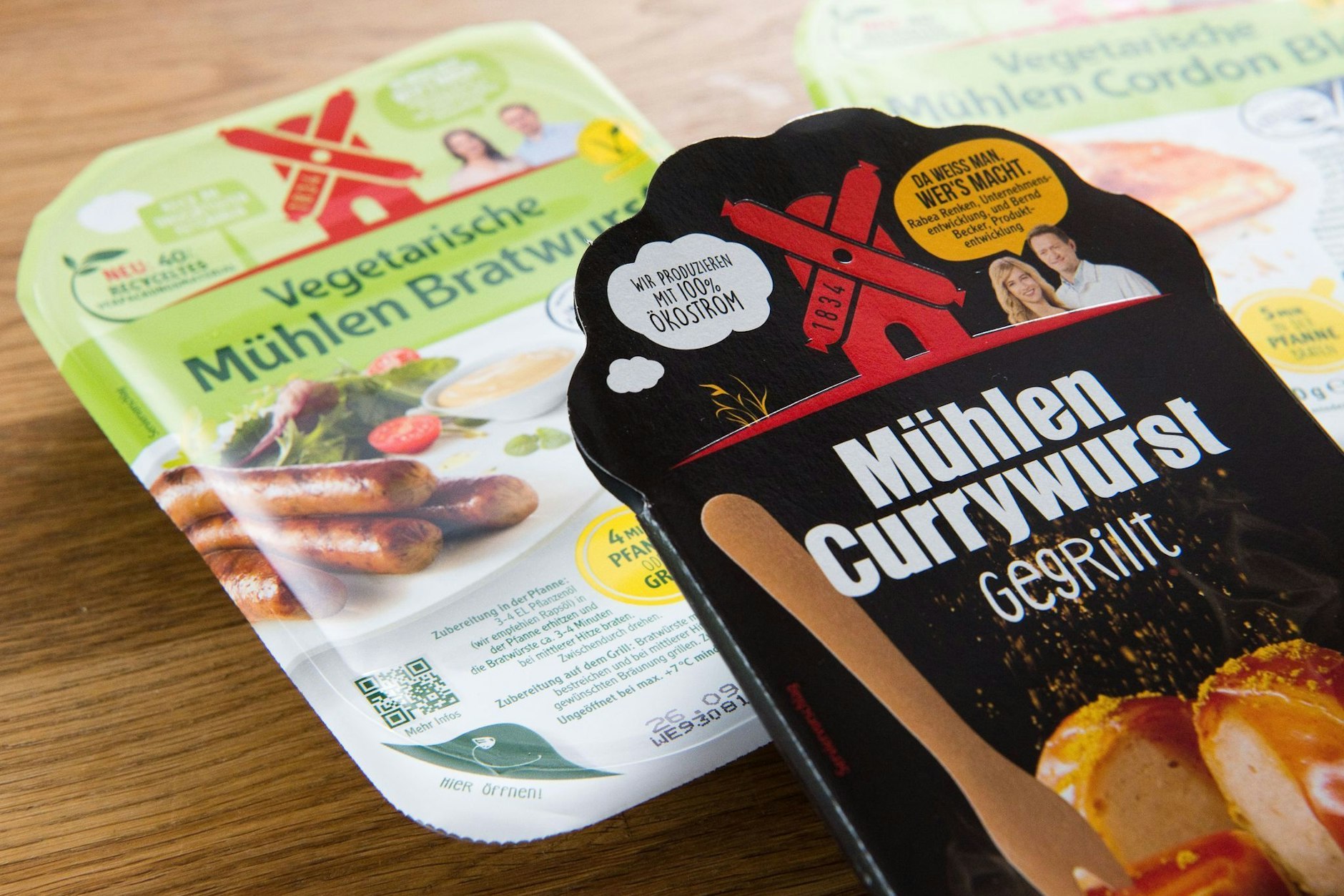 Die Bratwurst vom Hersteller Rügenwalder Mühle liegt mit vegetarischen und veganen Produkte auf einem Tisch.