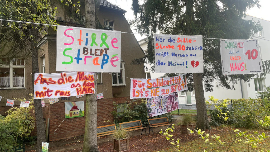 Schüler des benachbarten Max-Delbrück-Gymnasiums haben die Plakate als Unterstützung gemalt.
