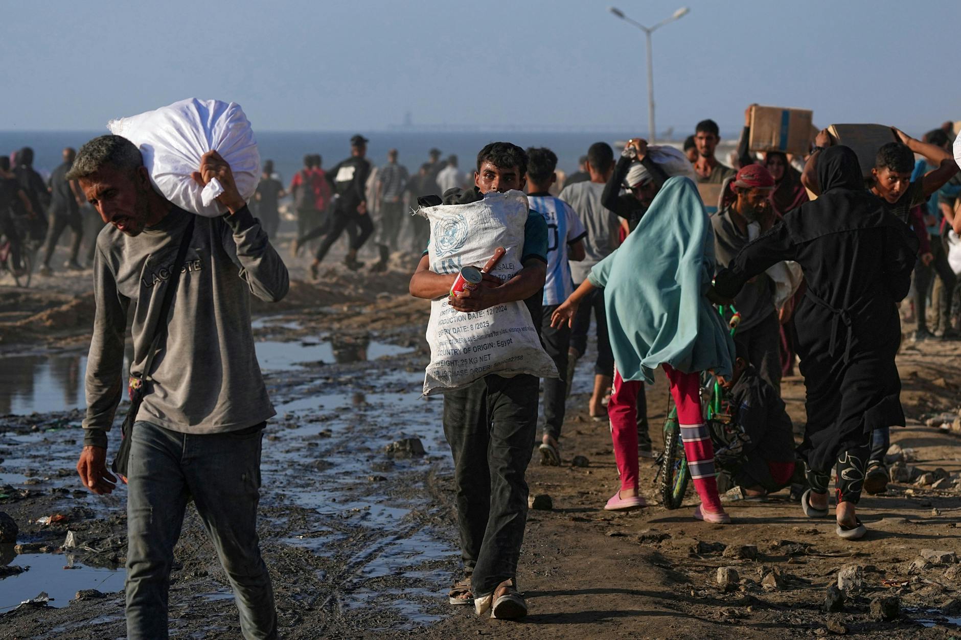 „Essen zu bekommen, ist derzeit das größte Problem“, sagt Hassan R. Esdodi im Gespräch.
