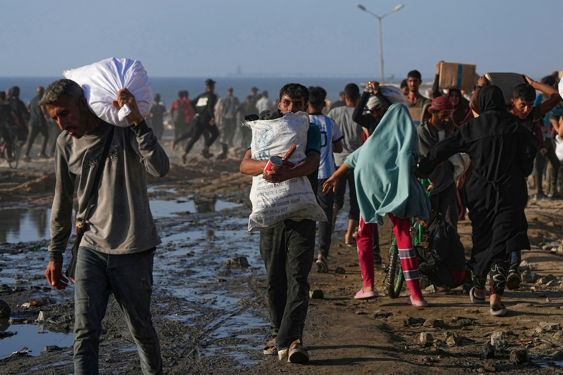 „Essen zu bekommen, ist derzeit das größte Problem“, sagt Hassan R. Esdodi im Gespräch.