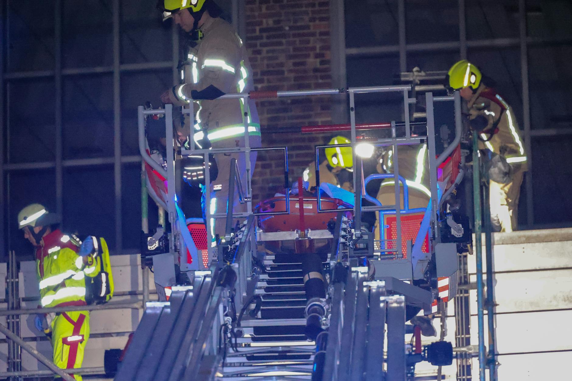 Ein Mann war in Schöneberg vom Dach des Stadtbads auf das Vordach gestürzt. Ein herausfordernder Einsatz für die Feuerwehr.