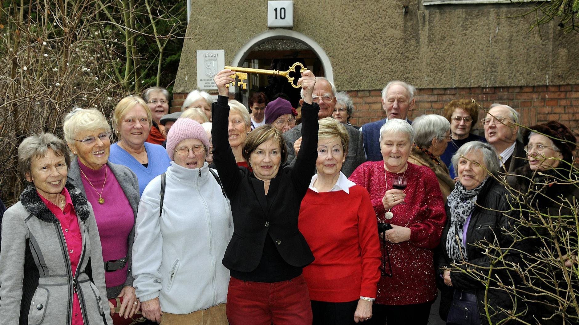2013 jubelten die Senioren bei der Schlüsselübergabe. Seitdem verwalten sie ihr Haus selbst. Und das soll auch so bleiben.