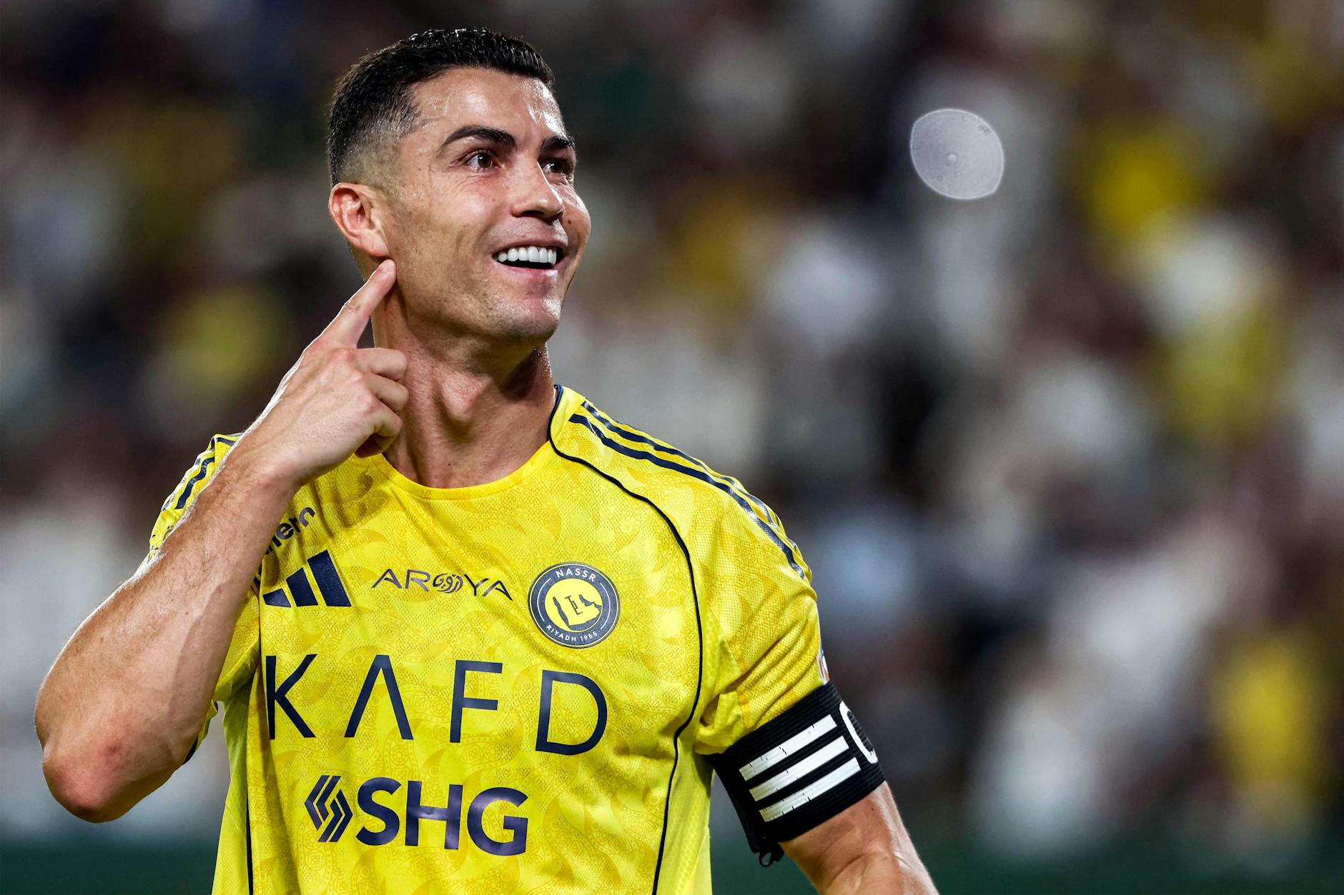 Hört seit Jahren auf die Lockrufe des Geldes: Cristiano Ronaldo (39) soll laut Bloomberg mittlerweile über ein Vermögen von mehr als einer Milliarde Euro verfügen.