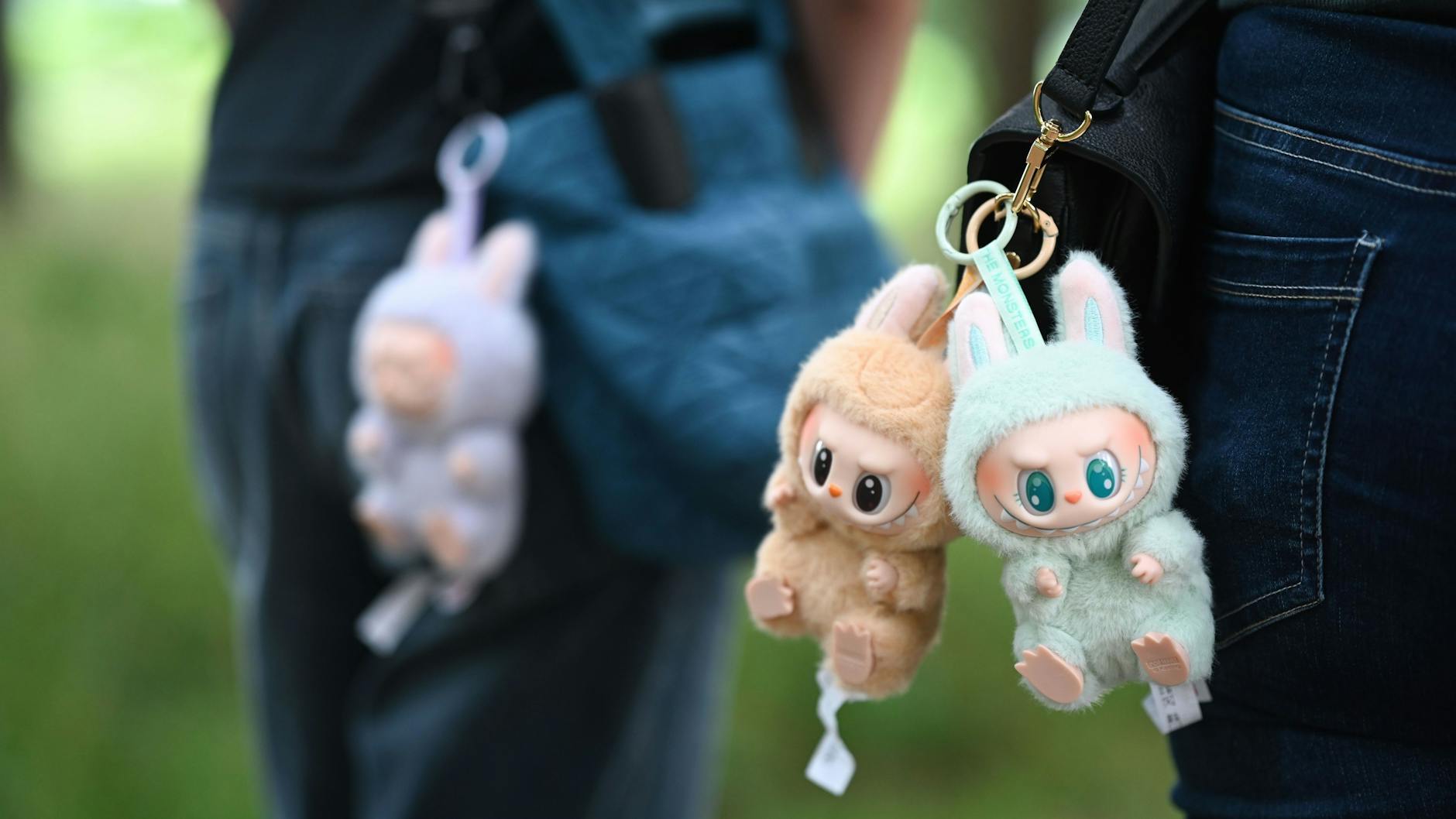 Labubus werden häufig als Anhänger an der Tasche getragen. Doch in Amerika scheint der Trend schon wieder Geschichte zu sein.