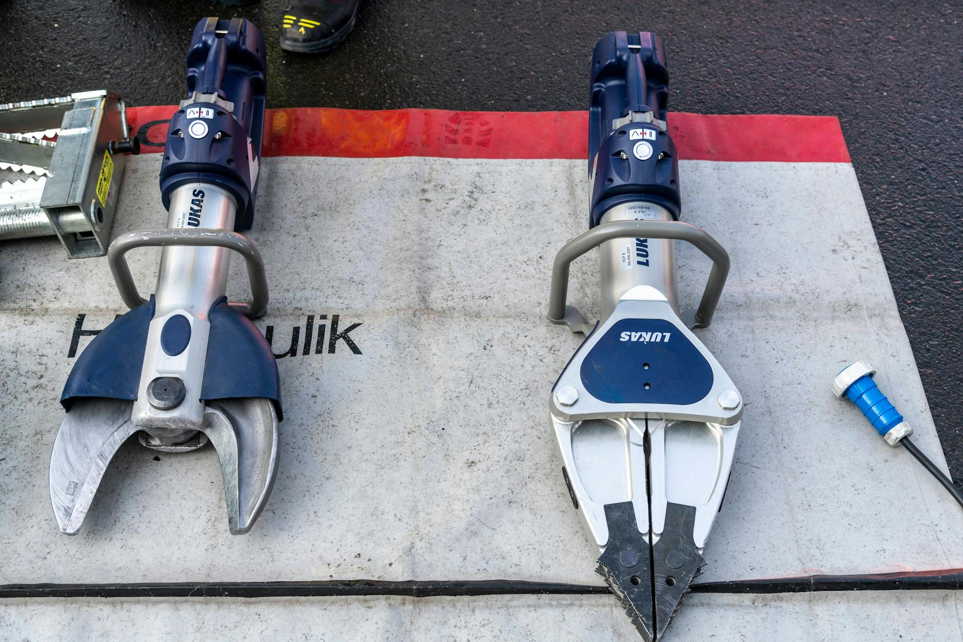 Eine hydraulische Schere und ein hydraulischer Spreizer, wie sie von der Feuerwehr benutzt werden. Kriminelle verwenden die Werkzeuge für Einbrüche.