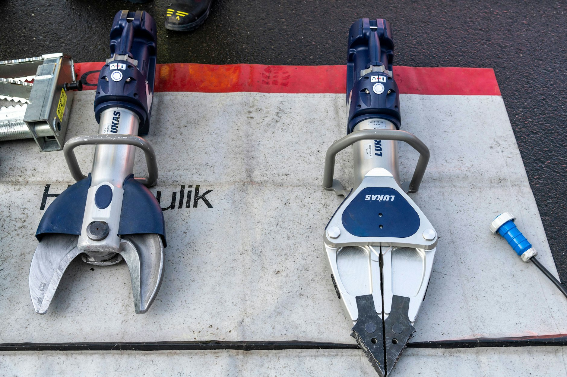 Eine hydraulische Schere und ein hydraulischer Spreizer, wie sie von der Feuerwehr benutzt werden. Kriminelle verwenden die Werkzeuge für Einbrüche.