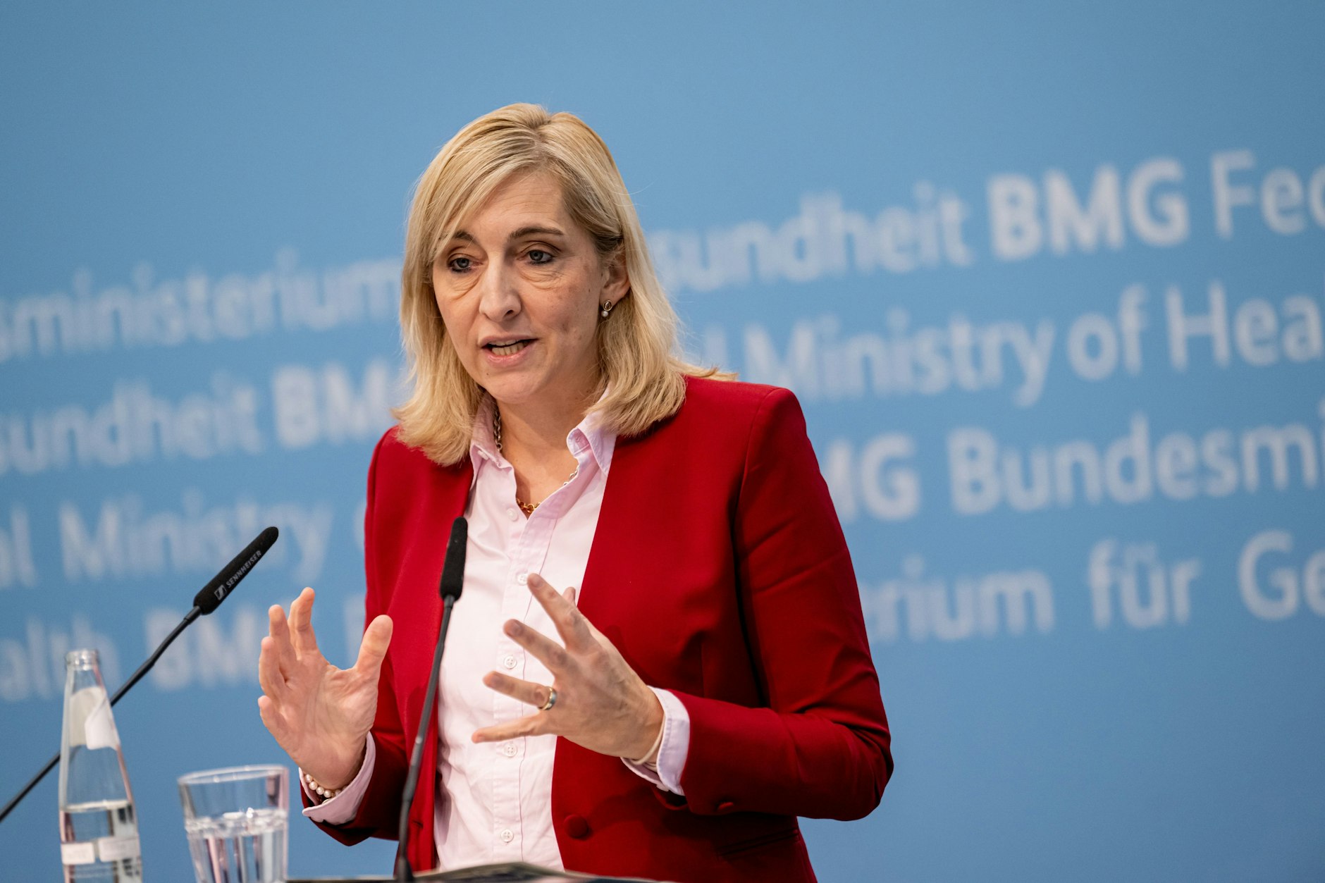 Bundesgesundheitsministerin Nina Warken möchte die Medikamentenzuzahlung um 50 Prozent erhöhen