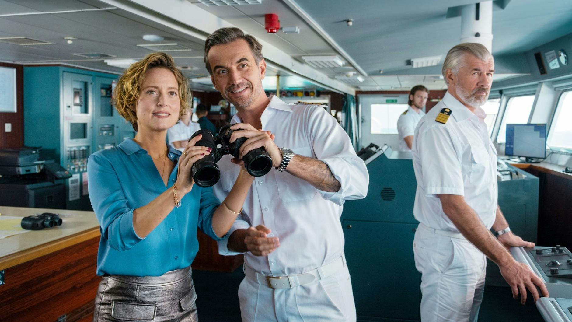 Wanda Perdelwitz (l.) neben Florian Silbereisen und Daniel Morgenroth (r.) am „Traumschiff“-Set.