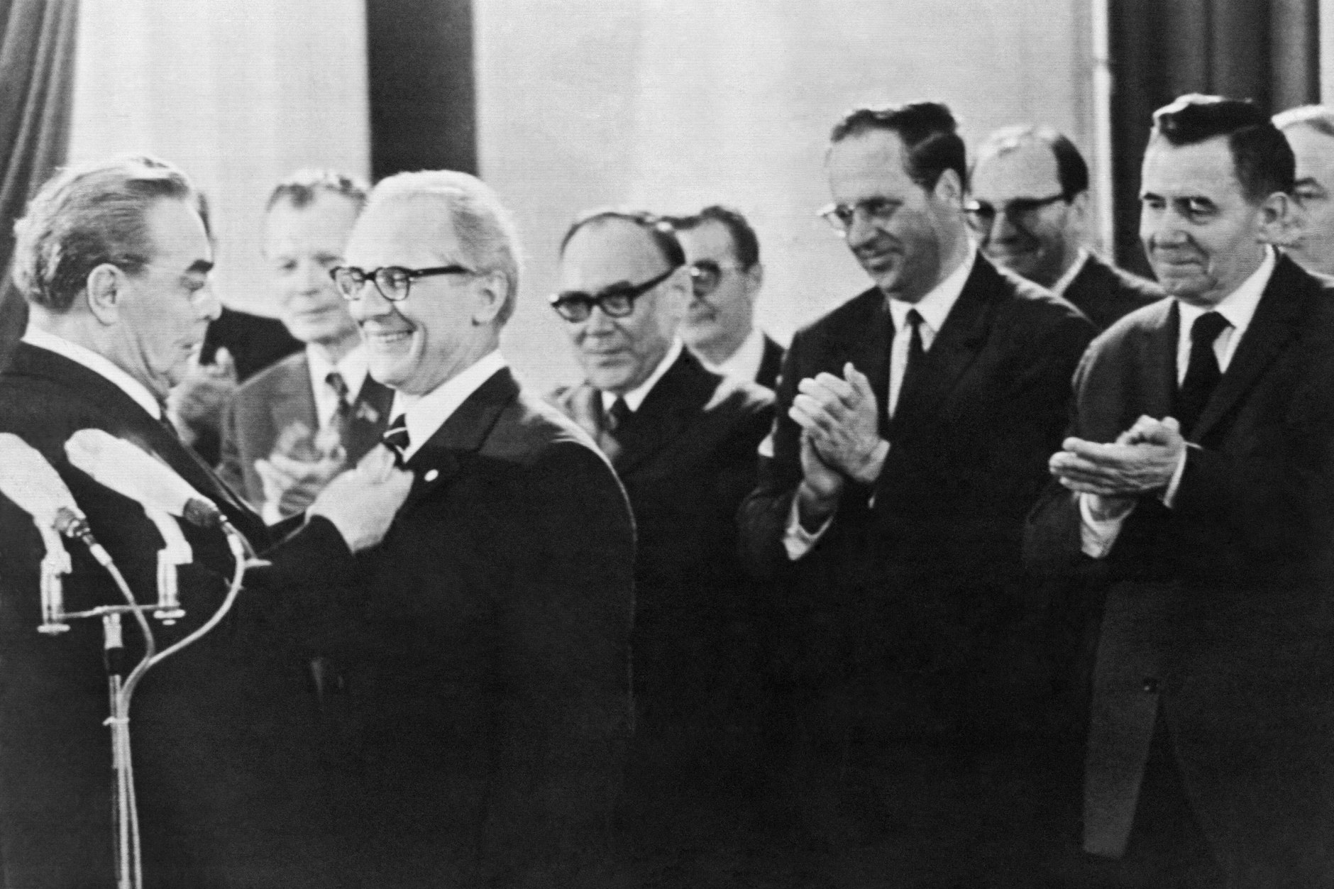 Im Jahr 1973 heftet Breschnew Honecker etwas an die Brust. Ist es wirklich der Lenin-Orden?