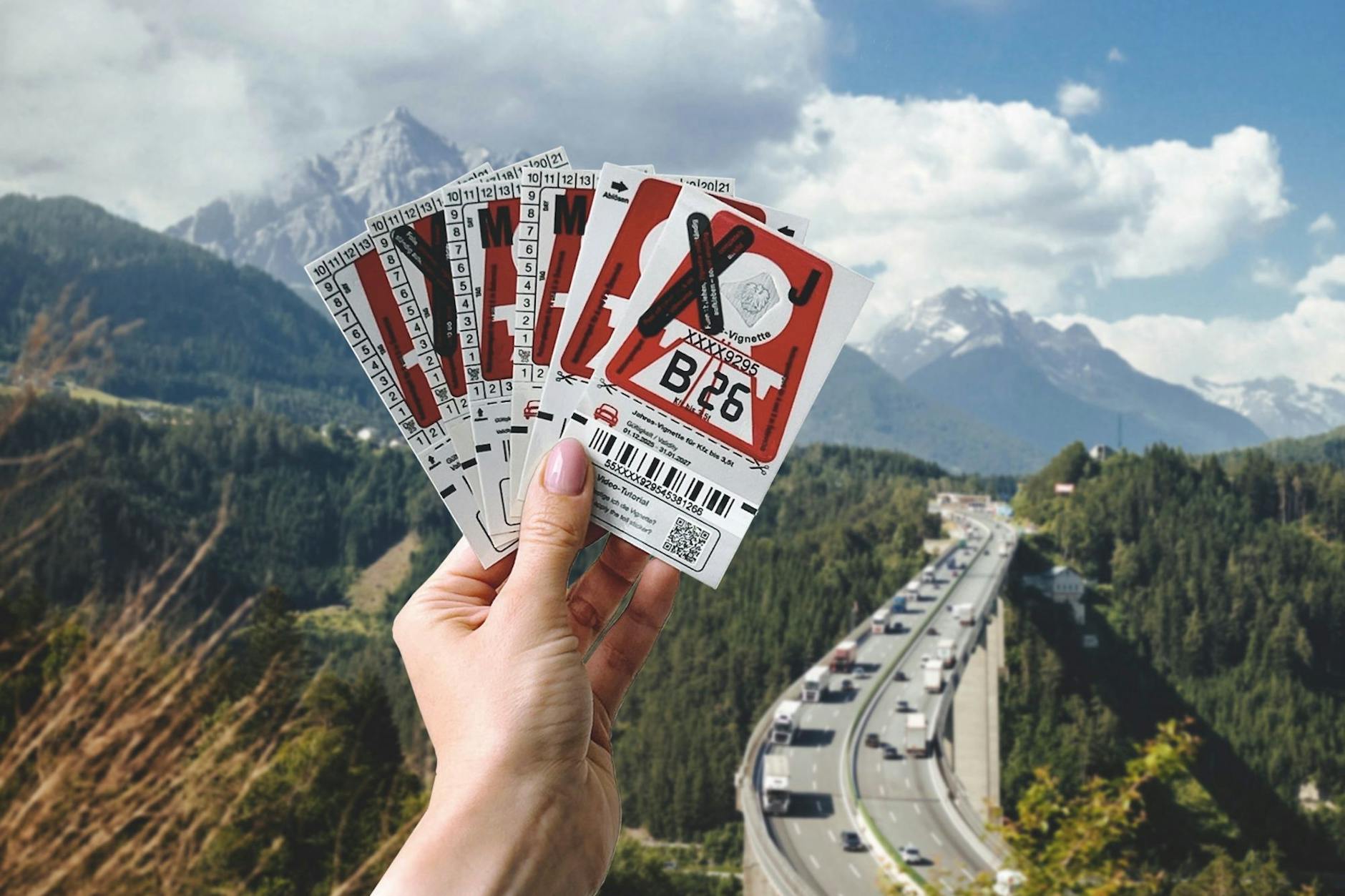 Ein letztes Mal kleben: Die Autobahnmaut-Vignetten für 2026 in Österreich sind feuerrot.
