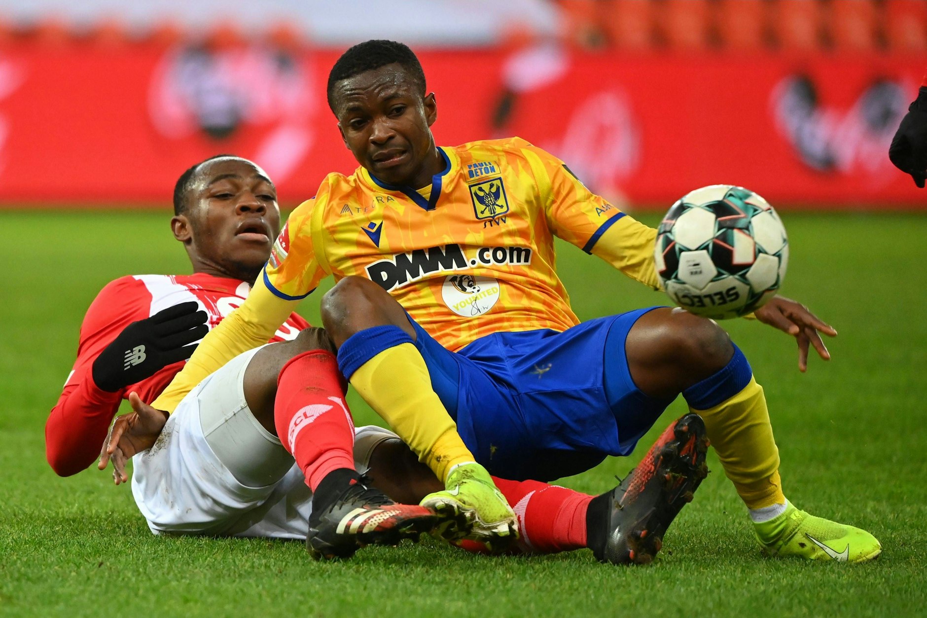 Samuel Asamoah spielte vor seinem Wechsel nach China auch in Belgien. Jetzt kämpft der Mittelfeldspieler nach einem Genickbruch um sein Leben.