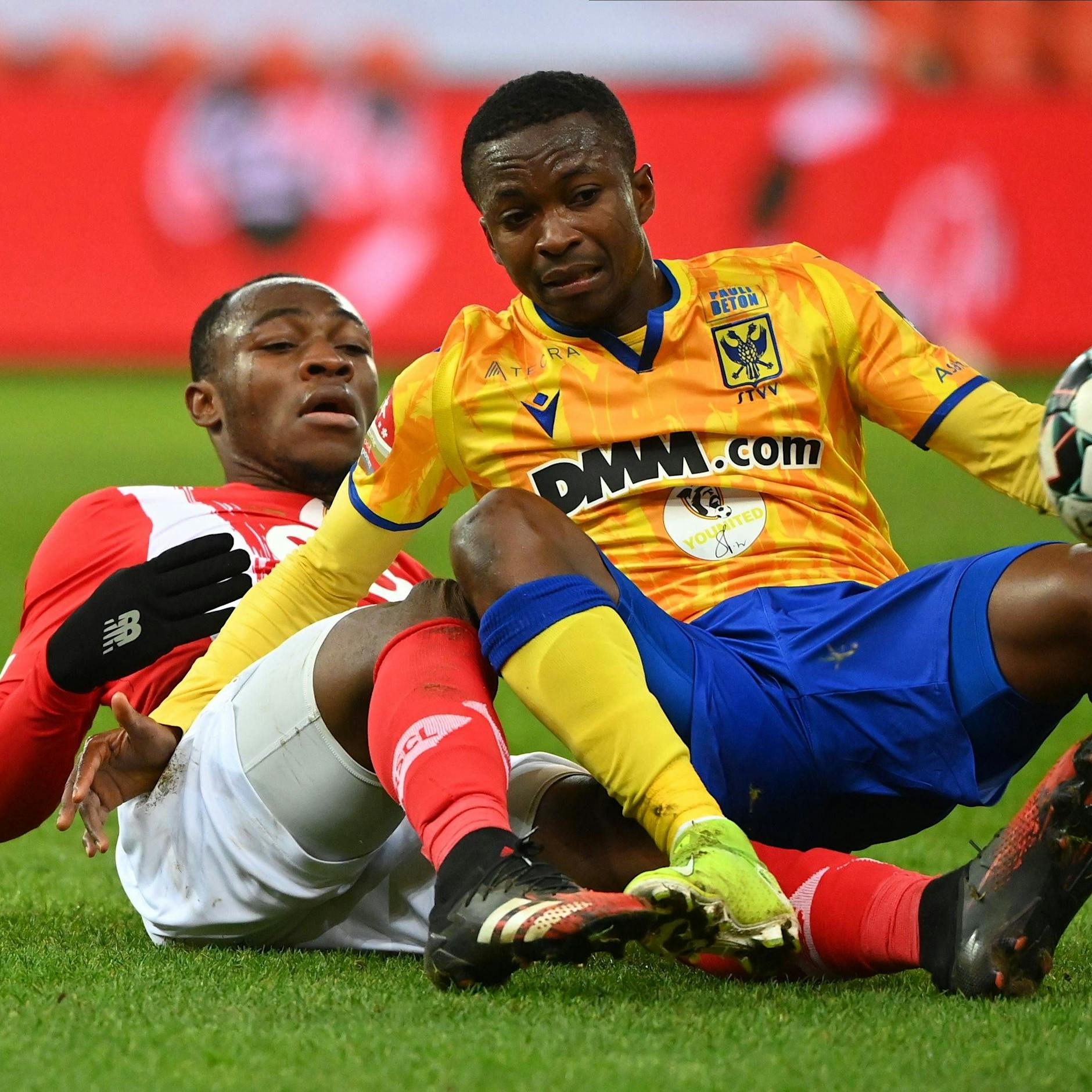 Fußball-Profi bricht sich Genick – droht jetzt Lähmung?