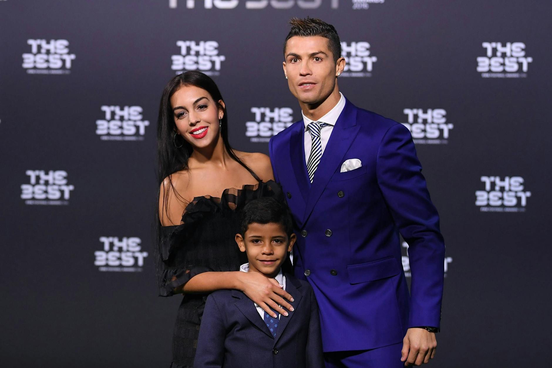 Cristiano Ronaldo mit seiner neuen Freundin Georgina Rodriguez und Sohn Cristiano Ronaldo Jr. Der Portugiese zählt nun zu den reichsten Sportlern der Welt.