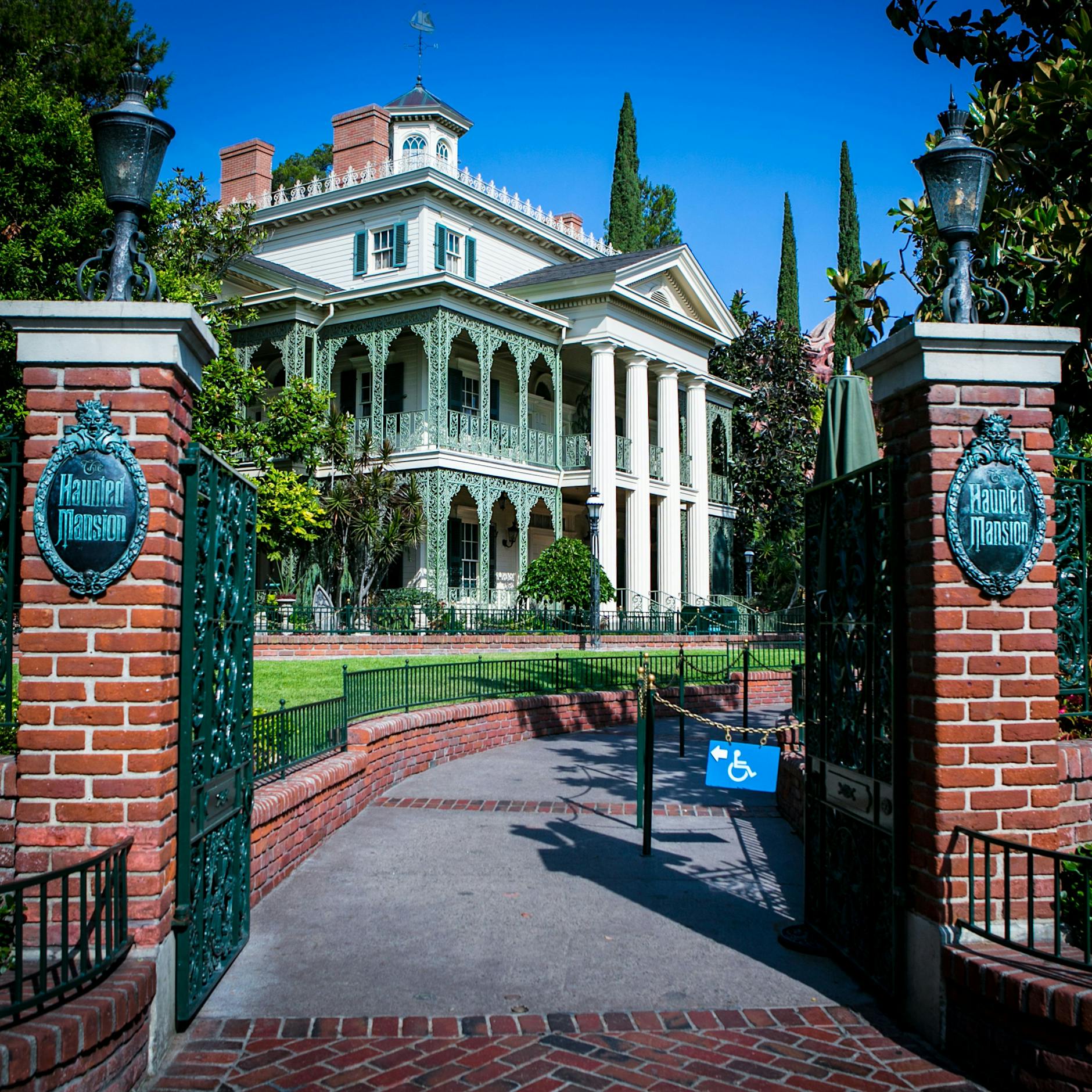 Albtraum in der Geisterbahn: Frau stirbt im Spukhaus „Haunted Mansion“