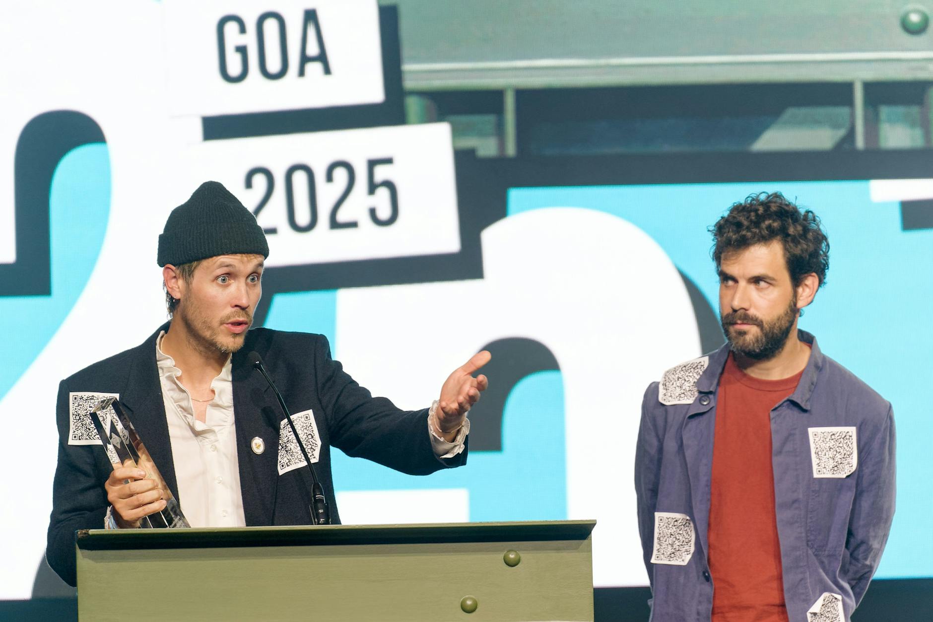 Die Regisseure Hans Block (l.) und Moritz Riesewieck lehnen den ihnen verliehenen Preis bei den Grimme Online Awards aus Solidarität mit Judith Scheytt ab.