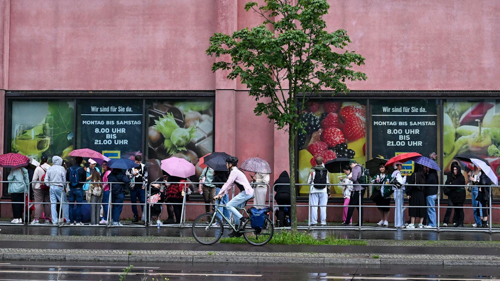 Als der erste deutsche Laden für Labubus im Berliner Alex eröffnete, stellten sich die Fans der kleinen Plüschmonster in lange Schlangen.