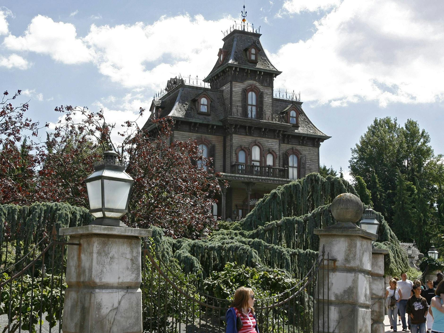 Auch das Disneyland in Paris hat eine eigene Version des Haunted Mansion: Die Architektur des Phantom Manor wurde an die europäische Vorstellung eines Spukhauses angepasst.