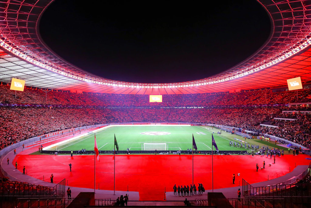 Das Berliner Olympiastadion, die Heimspielstätte von Hertha BSC, soll nach den Plänen des 1. FC Union schon bald wieder rot leuchten.